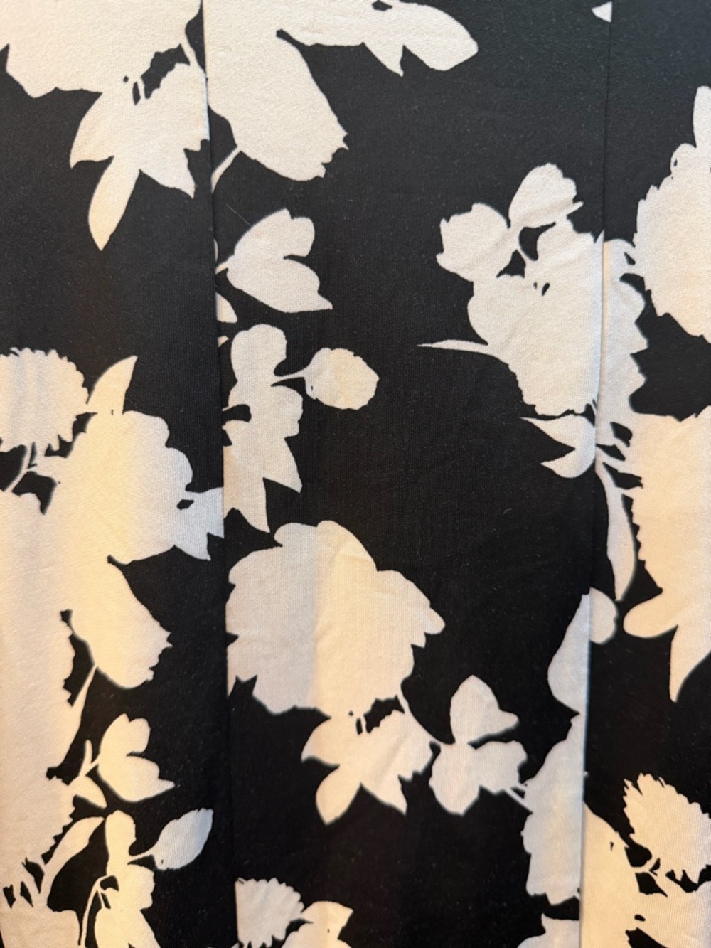 Zac & Rachel Black and White Floral Scoop Neck Short Sleeve Tee - Picture 3 of 6